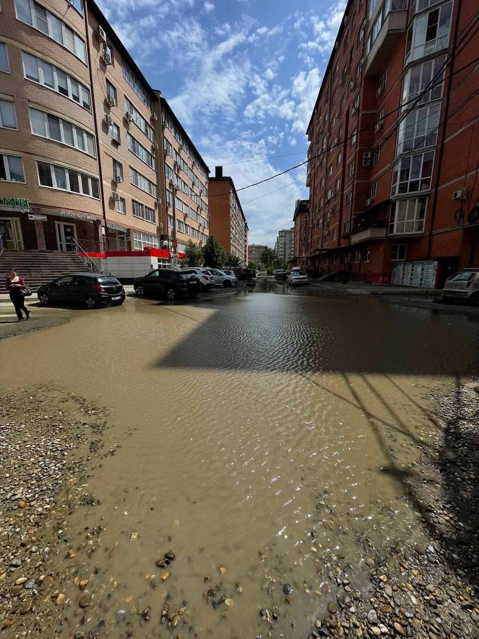 Водооткачивающая техника работает на улице Ратной Славы и в микрорайоне Музыкальный. Оставить заявку можно по телефону Единой дежурно‑диспетчерской службы.