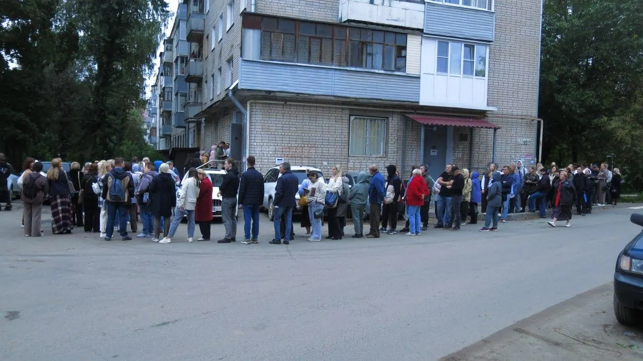 Сотрудникам школ, больниц и муниципальных учреждений в разных регионах приходят распоряжения регистрироваться на партийных платформах, голосовать и отчитываться; в ряде случаев требуют персональные данные и ежедневные отчёты.