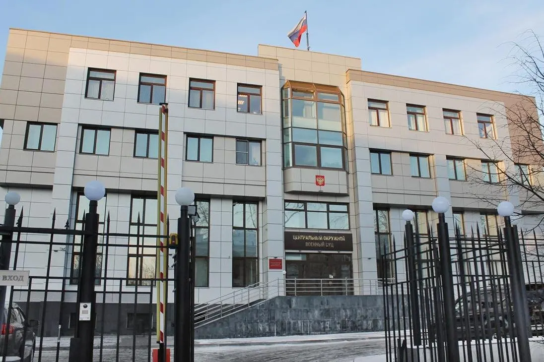 С конца апреля в Центральном окружном военном суде в Екатеринбурге и ещё в ряде окружных судов ограничили допуск на процессы по «террористическим» статьям: заседания закрывают или на входе не пропускают слушателей и журналистов, хотя формально дела остаются открытыми.