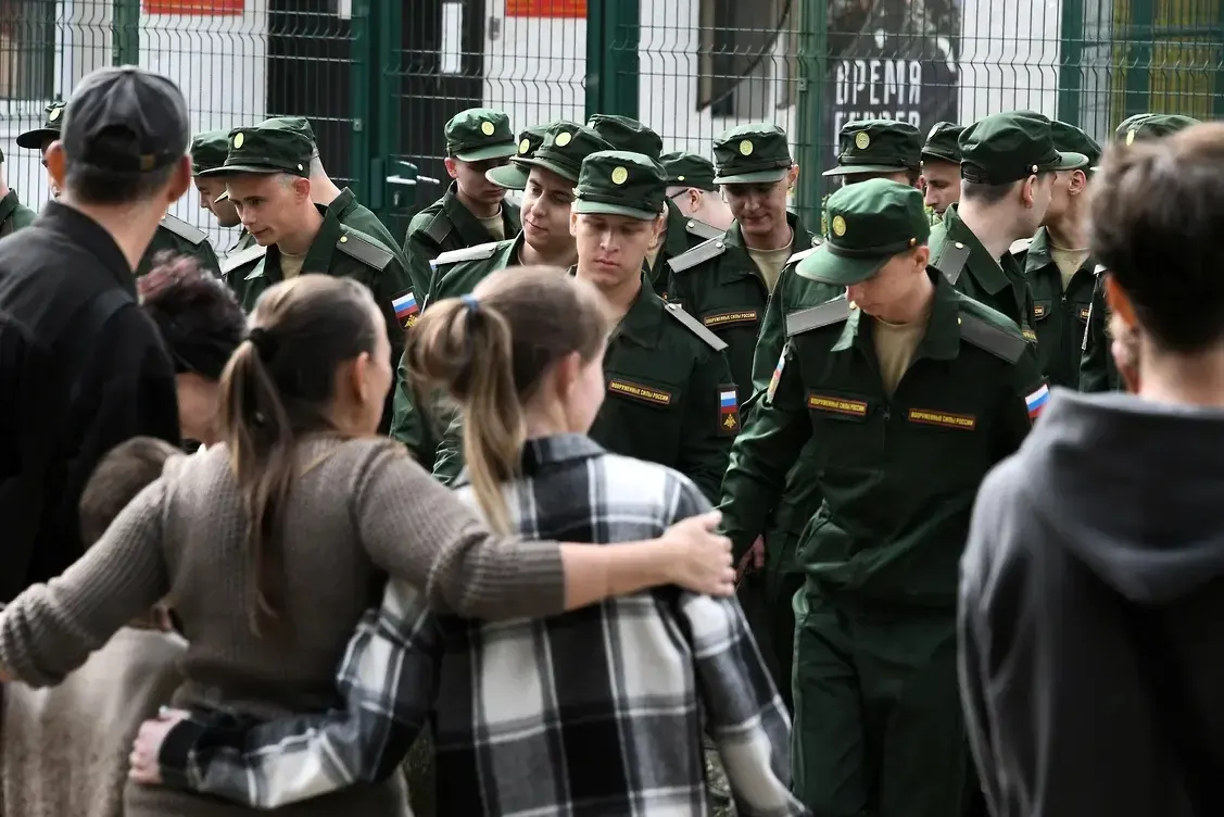Группа из более 450 женщин оспаривает поправки к федеральному закону, которые лишают выплат супруг и партнёрш погибших, если у пары не было общего несовершеннолетнего ребёнка. Первый иск подан в Верховный суд.