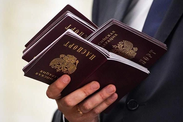 Депутаты «Единой России» намерены внести поправки ко второму чтению законопроекта, которые позволят иностранцам с непогашенной судимостью получать РВП, ВНЖ и гражданство, если их осудили за поддержку политики России или СВО в других государствах.