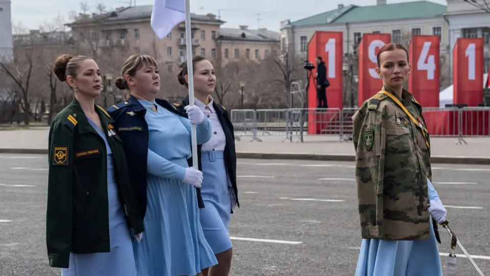 На центральной площади Читы 9 мая в составе торжественного расчёта впервые прошли жёны и матери погибших в ходе СВО. Перед праздником в ряде регионов рекомендовали заменить слово «парад» на «торжественное прохождение».