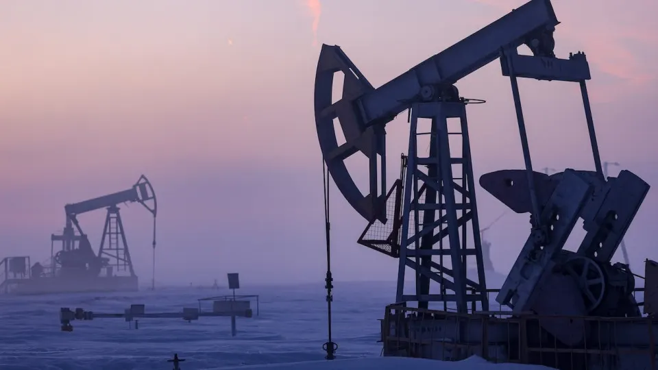 Минэкономразвития прогнозирует снижение добычи нефти в 2026 году до примерно 511 млн тонн — самый низкий показатель с 2009 года. Причины: ухудшение финансового положения компаний, сокращение бурения и дефицит инвестиций.