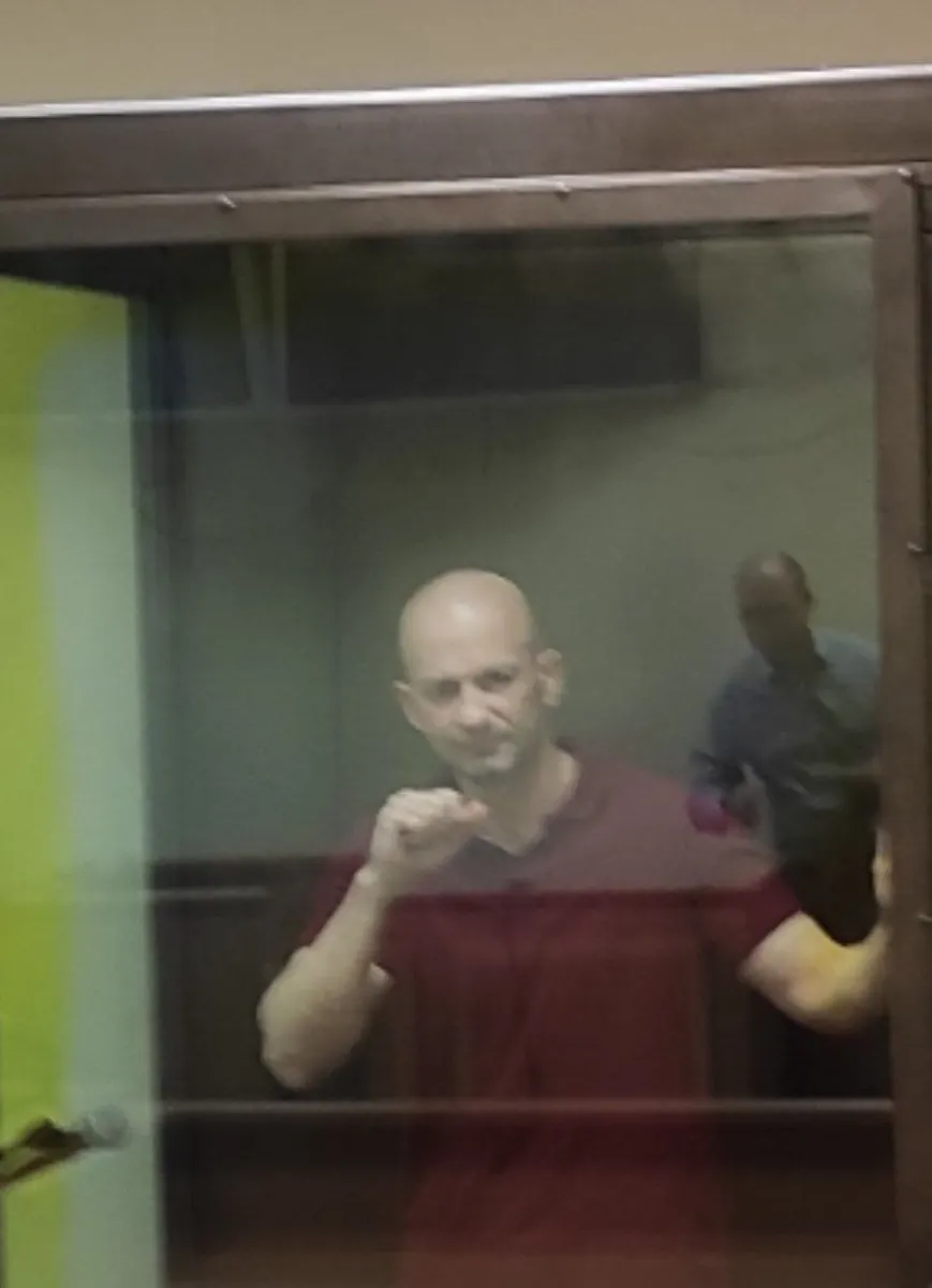 Суд удержал 98 тысяч рублей со счёта Ижерского — деньги будут направлены на оплату штрафа и выплату компенсаций. Ранее его признали виновным в госизмене и ряде преступлений, связанных с терроризмом; слушания проходили в закрытом режиме.