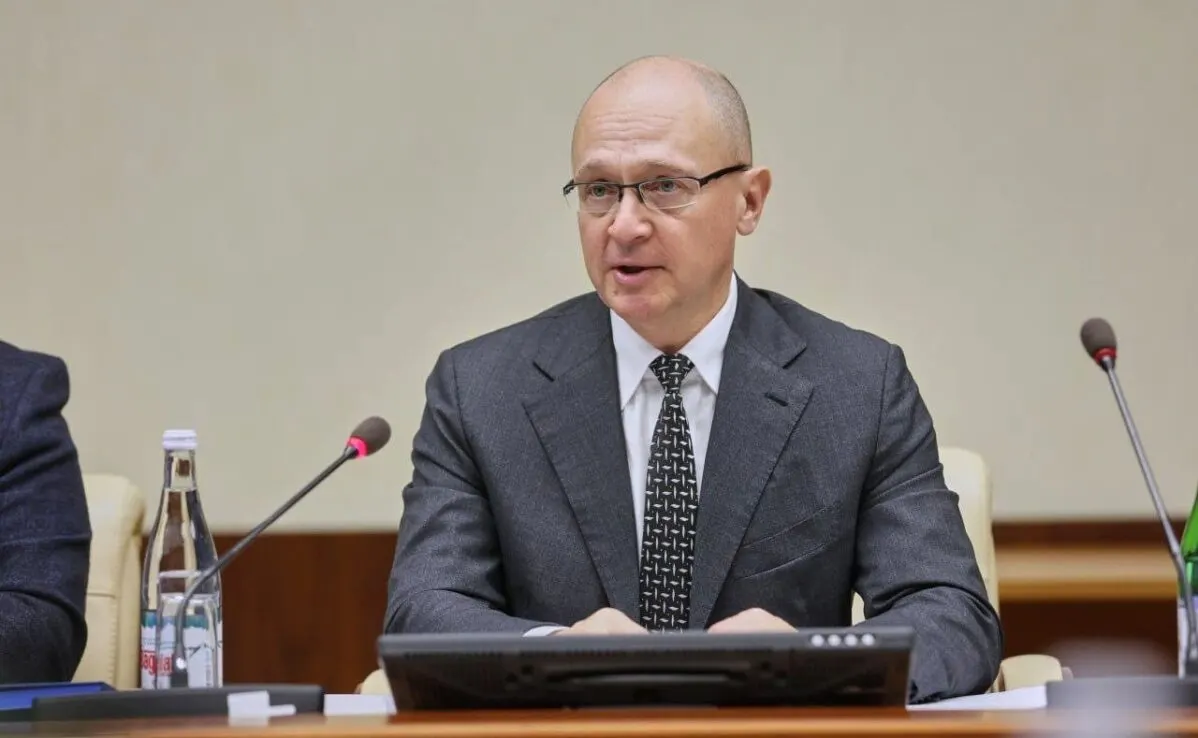 Внутри высшей власти нарастает конфликт между политическим блоком администрации президента и спецслужбами — разногласия по методам контроля общества переросли в борьбу за влияние, что выражается в репрессиях, ограничениях интернета и ужесточении режима безопасности.