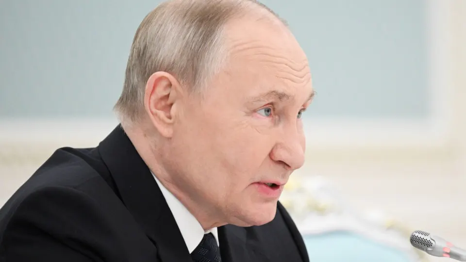 Власти ставят задачу увеличить число иностранцев в российских вузах до 500 тысяч к 2030 году; одновременно отмечается рост вербовки иностранцев и студентов в вооружённые формирования и на контрактную службу.