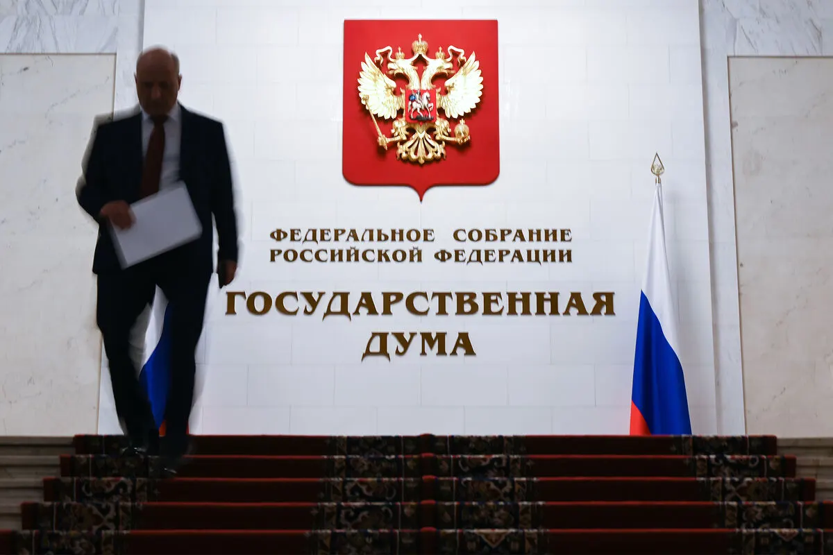 Законопроект, внесённый в 2024 году и прошедший первое чтение в мае 2025-го, предлагает закрытый перечень нарушений, за которые можно будет арестовывать имущество граждан, находящихся за пределами страны.