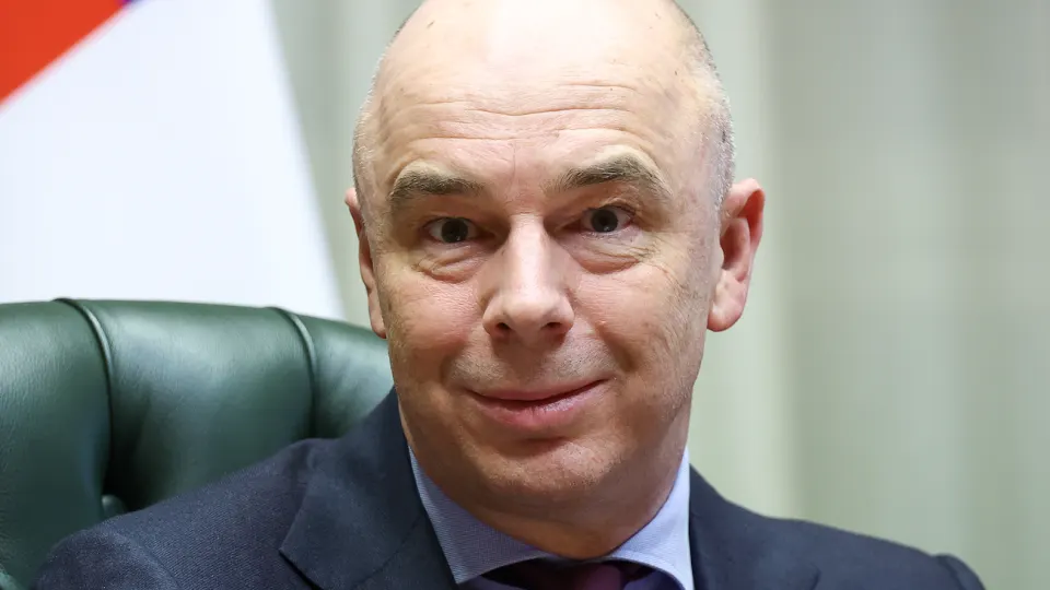 Минфин пересматривает бюджет текущего года из‑за изменения макроэкономических условий. Оцениваются все статьи расходов, кроме обороны и социальных обязательств; рассматриваются оптимизации на сотни миллиардов рублей и поиск дополнительных доходов.