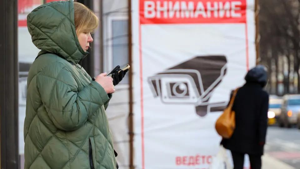 В российском государственном мессенджере начали без предупреждения удалять сообщения со ссылками на ключи для VPN; при попытке повторной отправки пользователей выбрасывает из аккаунта. Одновременно вводятся ограничения на вход с включённым VPN в ряде государственных сервисов.