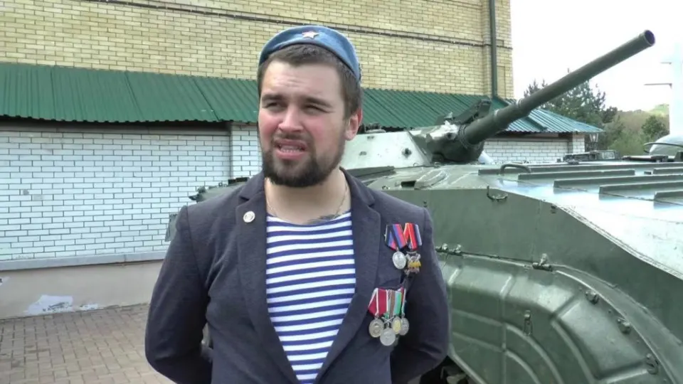 После публичной критики отключений мобильной связи блогер и военкор перестал выходить на связь. Администрация его канала утверждает, что у него отобрали телефон и направили в опасную командировку при незажившей травме ноги.