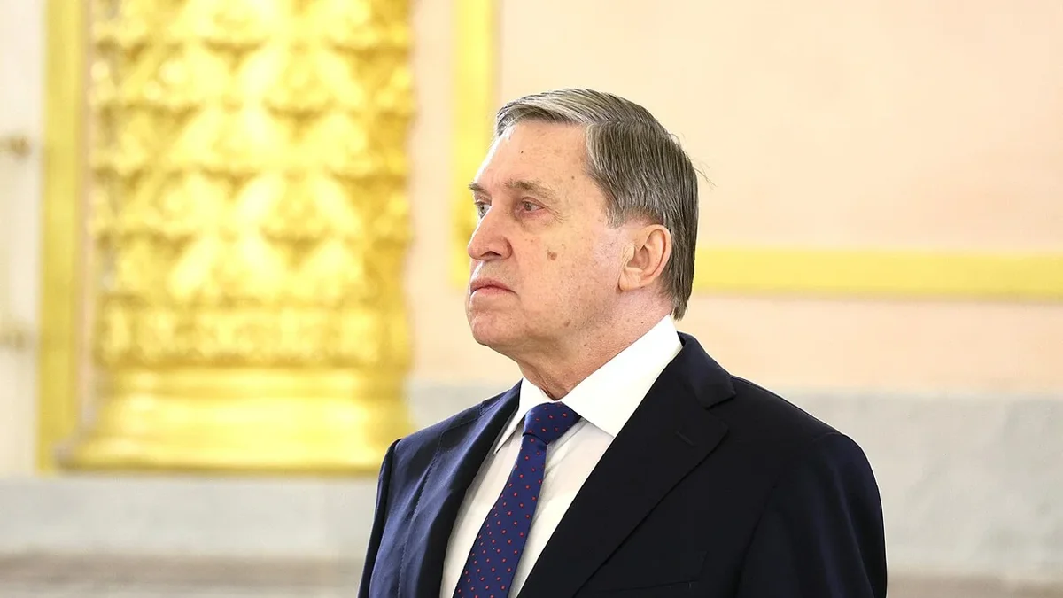 Помощник российского лидера заявил, что конфликт не завершится до вывода украинских войск из Донбасса. По его словам, до этого любые раунды переговоров не приведут к результату; при этом США, по его утверждению, продолжают попытки урегулирования, а Владимир Путин готов встретиться с Зеленским лишь после достижения окончательных договорённостей.