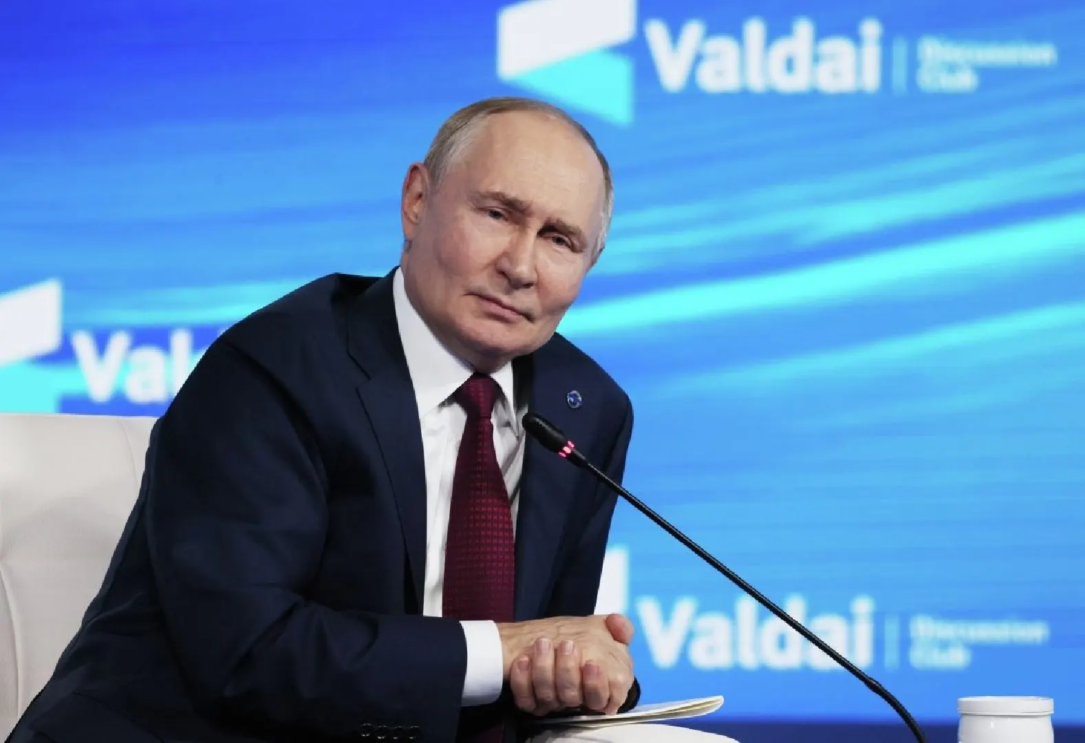Международный уголовный суд разъяснил, что только переговоры под эгидой ООН или резолюция Совбеза по Главе VII могут освободить принимающее государство от обязанности исполнить ордер на арест.