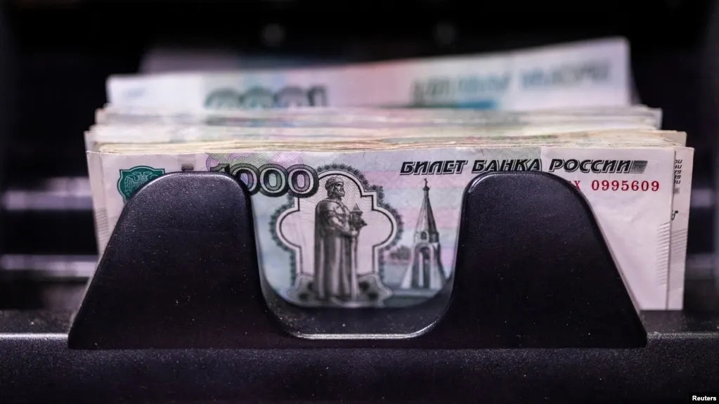 Владельцы счетов и депозитов в России, являющиеся гражданами стран, включённых российскими властями в список «недружественных», сообщают о заморозке средств. Банки объясняют это постановлениями, расширяющими действие контрсанкционных мер на вклады.
