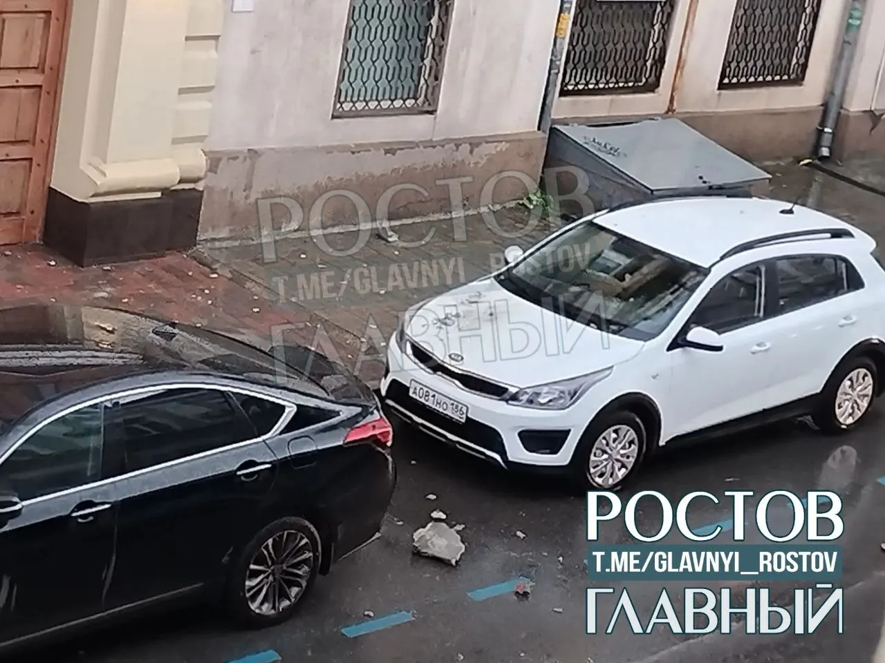 Во время дождя с аварийного дома на улице Социалистическая, 53 упал фрагмент кровли и ударил по припаркованной машине. Сведения о пострадавших и причинах инцидента уточняются.