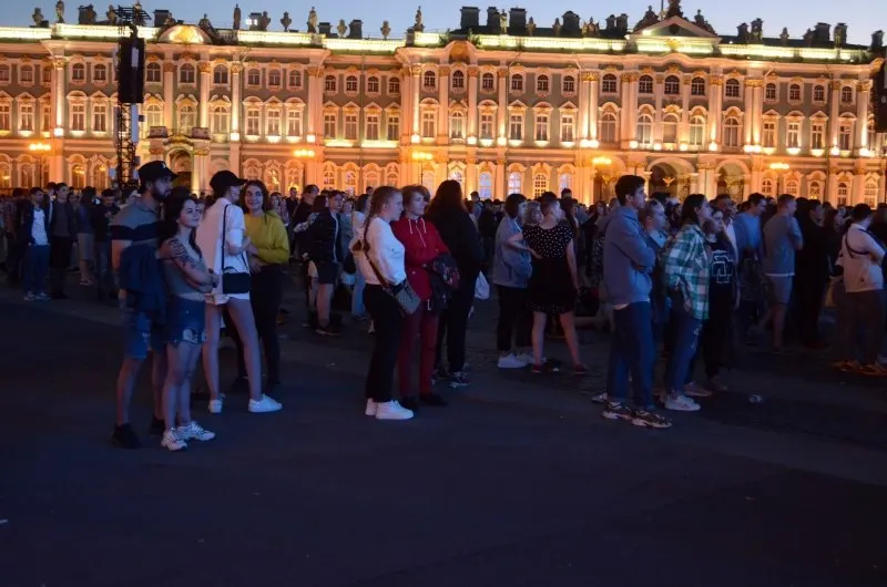 В ночь с 27 на 28 июня в Санкт-Петербурге пройдёт «Алые паруса» для примерно 66 тыс. выпускников; государство утвердило 300 приоритетных образовательных программ и увеличило число бюджетных мест; в Смоленске с 26 по 28 июня состоятся мероприятия ко Дню молодёжи.