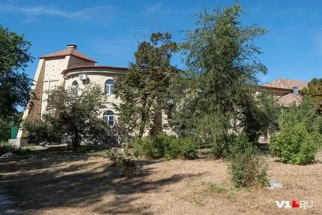 В Краснооктябрьском районе Волгограда продают комплекс «Лукоморье», переживший реконструкцию парка Гагарина. Владельцы называют причиной продажи финансовые трудности и усталость после десятилетий работы.