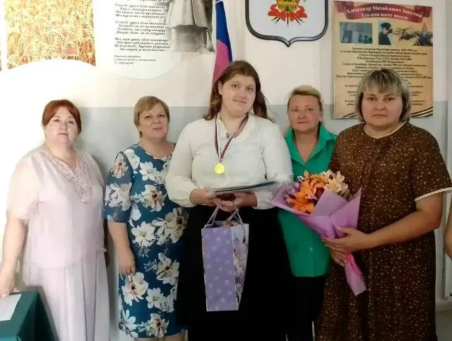 В школе №6 станицы Приазовской прошёл выпускной для Анастасии Хорошайло — единственной ученицы, завершившей 11-й класс.
