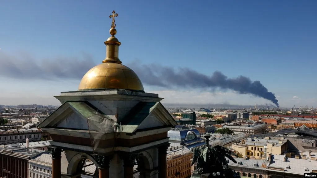 В ночь на 6 июня беспилотники атаковали ряд регионов России и оккупированные территории Украины — в нескольких местах зафиксированы пожары на военных объектах, нефтебазах и промпредприятиях.