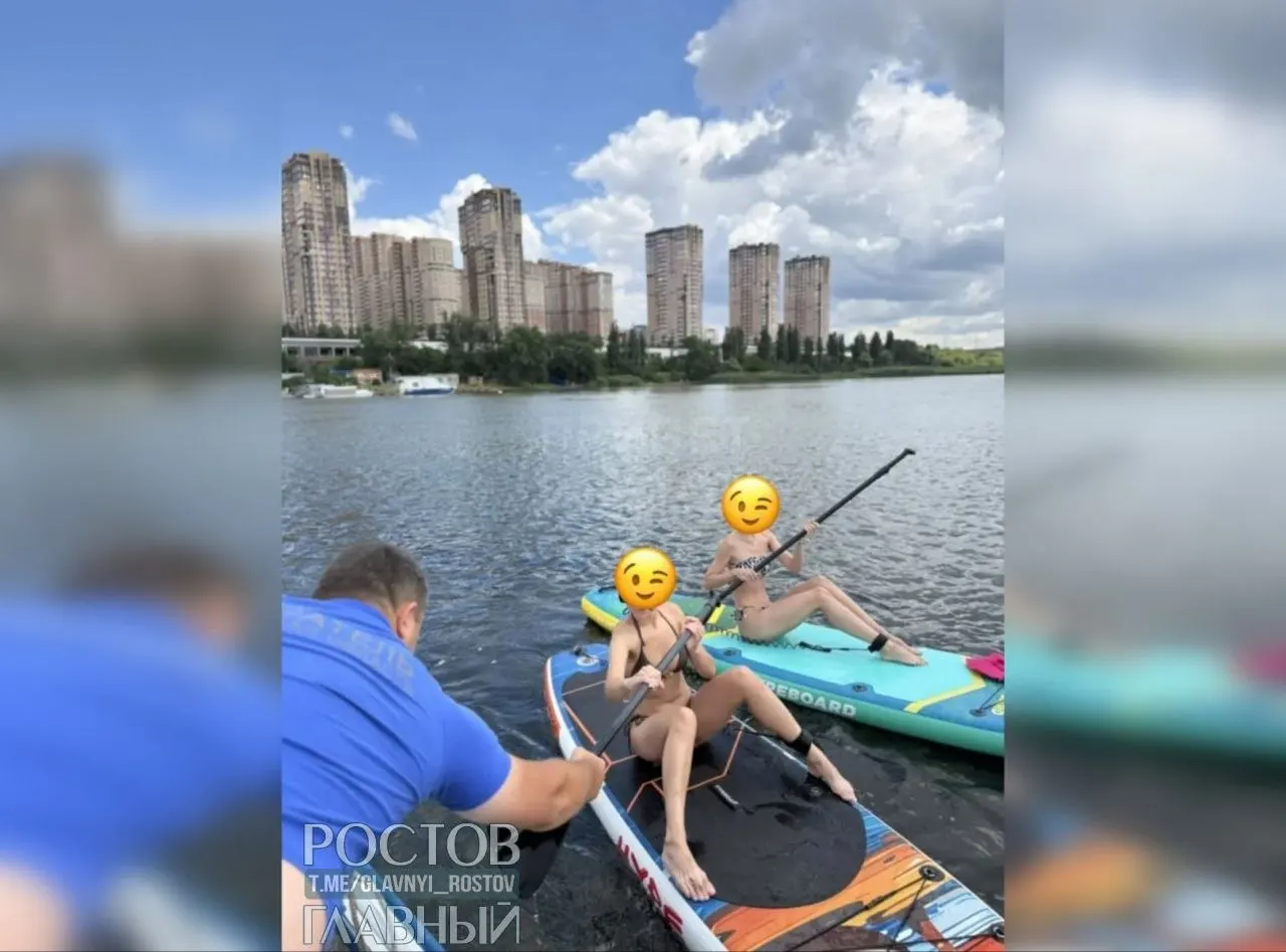 Девушек оперативно сняли с воды вместе с досками и доставили на берег; пострадавших нет.