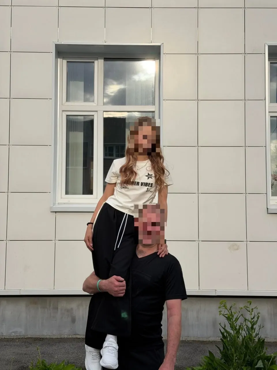 Поздним вечером 18 июня в Ростовской области в аварии погибли 48-летний мужчина и 11-летняя девочка. Их родственники открыли сбор средств на организацию похорон.