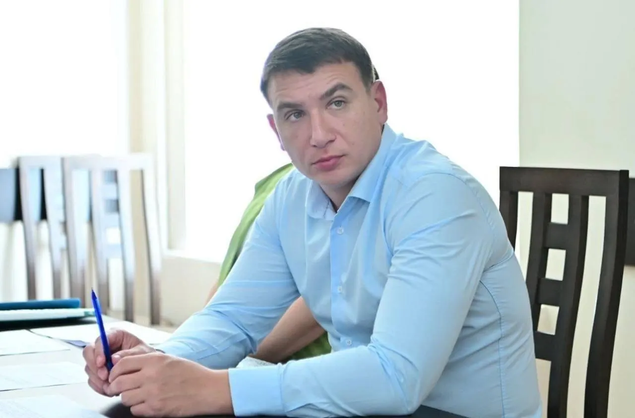 Денис Полюбин был задержан сотрудниками УФСБ и этапируется в Москву. Ему инкриминируют присвоение около 60 млн рублей — уголовное дело, вероятно, возбуждено по ст.160 УК РФ; денежные средства пока не изъяты.