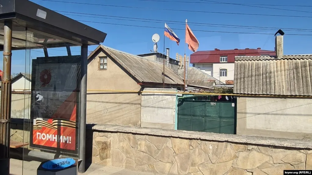 Глава Крыма сообщил о трёх погибших и семи раненых в Симферополе после удара; также отмечают жертвы и повреждения в Керчи, Севастополе, Брянской области и сбитые беспилотники над рядом областей.