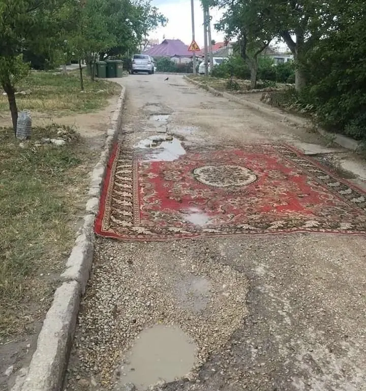 Предлагается позволить жителям самостоятельно устранять дефекты покрытия на дворовых и местных дорогах; правительство инициативу не поддержало, ссылаясь на необходимость привлечения специалистов.