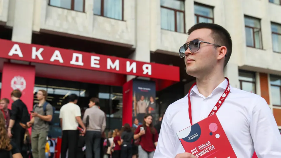 В ряде столичных вузов распространяют предложения о годичной службе в добровольных отрядах по отражению беспилотных угроз: ежемесячная выплата 200 тыс. руб., премии за сбитые БПЛА и социальные гарантии. Параллельно в вузах и техникумах идёт широкая кампания по набору в войска БПЛА.