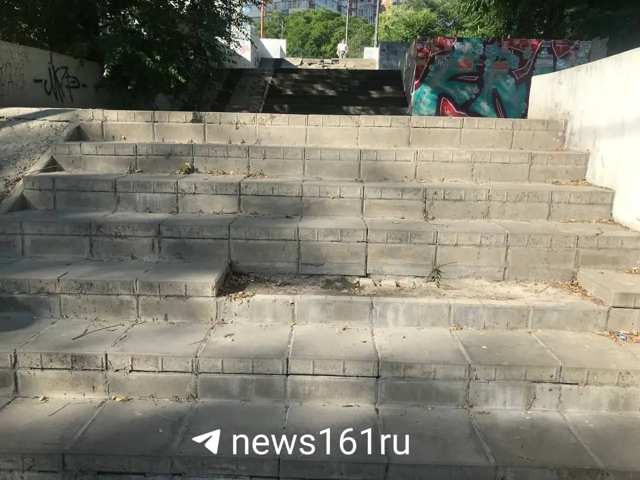 Ступени у автовокзала шатаются: проход становится опасным, особенно при дожде и гололёде. В администрацию направлен запрос о сроках и планах ремонта.