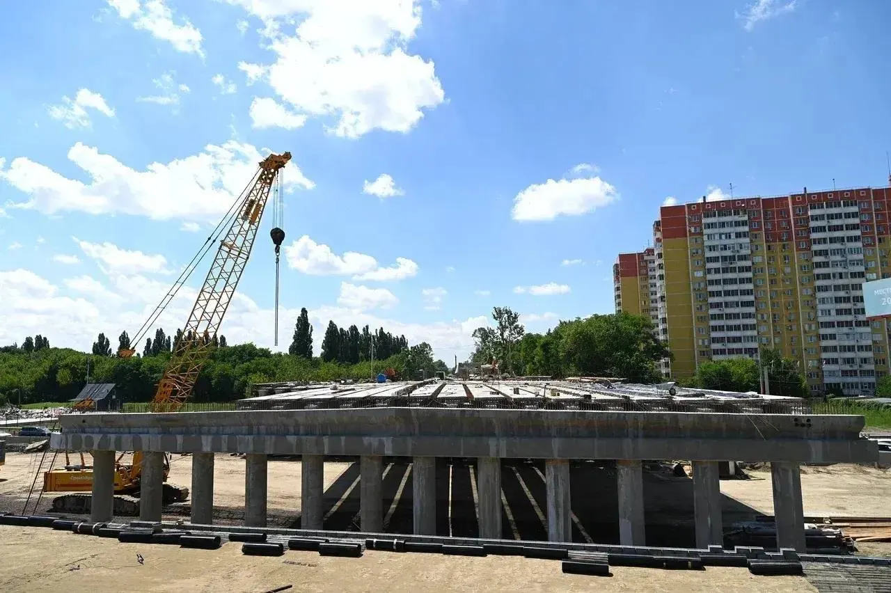 В Краснодаре завершают монтаж новых балок Фадеевского путепровода. Работы по омоноличиванию и переустройству коммуникаций близки к завершению — в сентябре планируют открыть движение по двум полосам.
