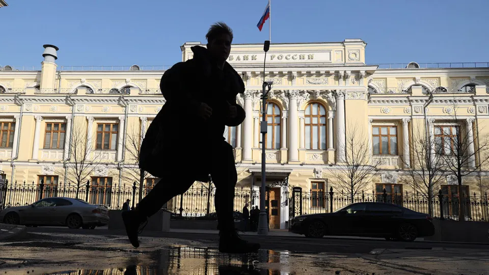 Национальная система платёжных карт предложила уменьшить межбанковские вознаграждения до 1% в 2027 году и до 0% в 2028‑м, что, по мнению регулятора, позволит постепенно отказаться от карт международных систем внутри России.