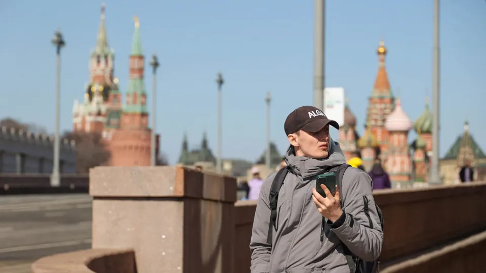 Правительство планирует систему учёта идентификаторов мобильных устройств: операторы будут передавать IMEI, а сим‑карты с «заблокированных» телефонов отключать. Ожидаемый срок вступления — март 2027 года.