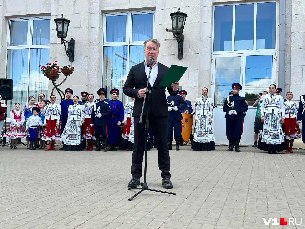 Актёр, известный по кино и сериалам, выступит в Волгоградском театре кукол в 14:30, но все билеты уже распроданы. Программы проекта также проходят в музыкальном, молодёжном театрах и в НЭТе.