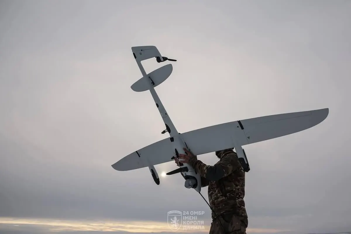 По данным украинской разведки, атаки дальнобойными беспилотниками выросли до сотен запусков в ночь и нацелены на военные объекты, НПЗ и инфраструктуру, что уже сказывается на работе ряда предприятий в России.