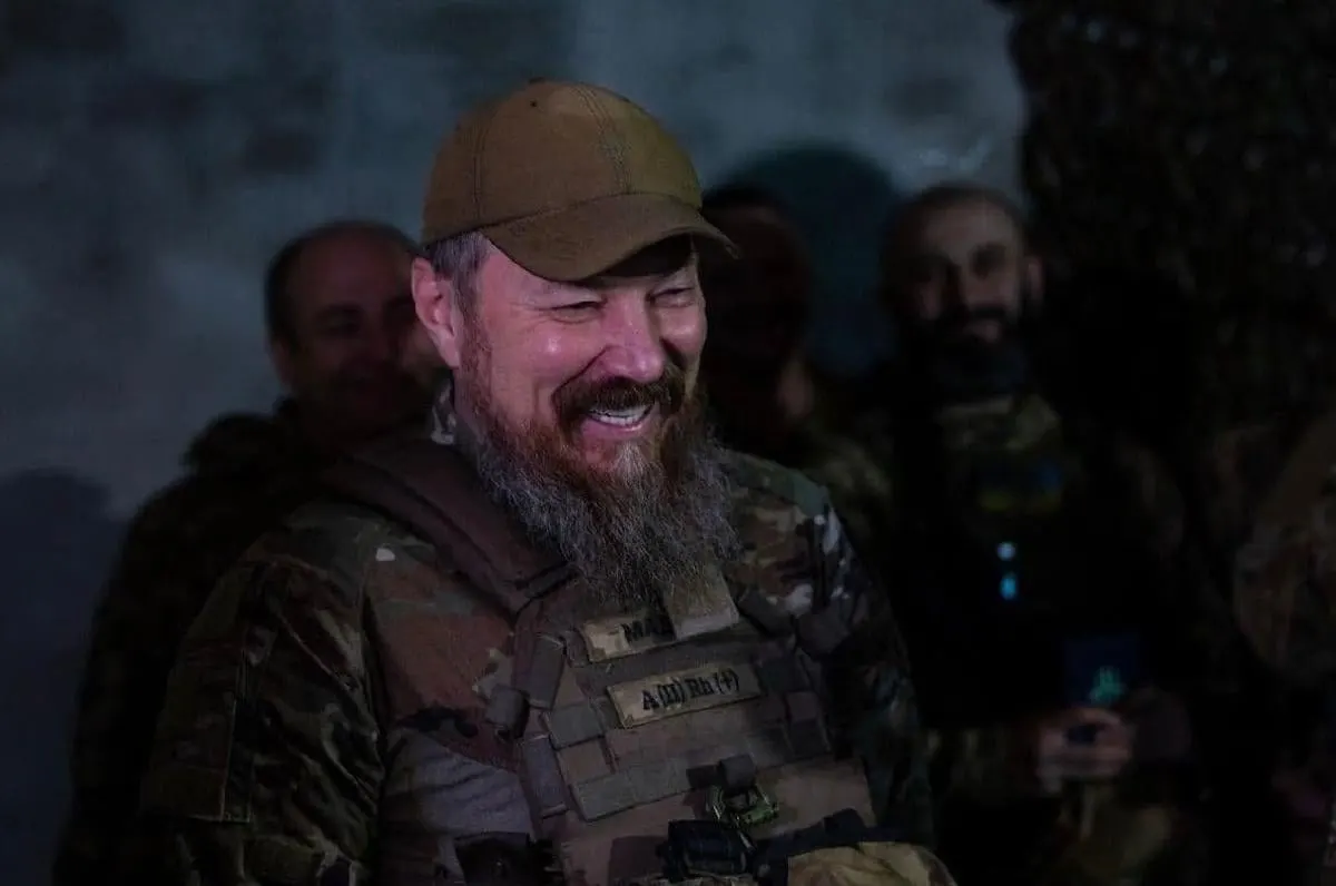 Кампания ударов беспилотников серьёзно нарушила наземную логистику: движение по ключевой трассе сократилось более чем на две трети, в Крыму введено нормирование топлива, а украинские силы рассчитывают полностью контролировать дорогу в ближайший месяц.