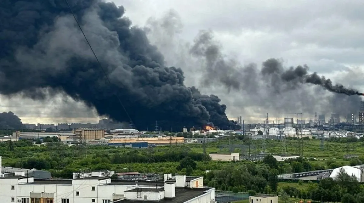 Атаки беспилотников сократили производство бензина, но ключевой удар по доходам бюджета РФ наносит снижение мировых цен на нефть после разблокирования Ормузского пролива и риск возобновления санкций.