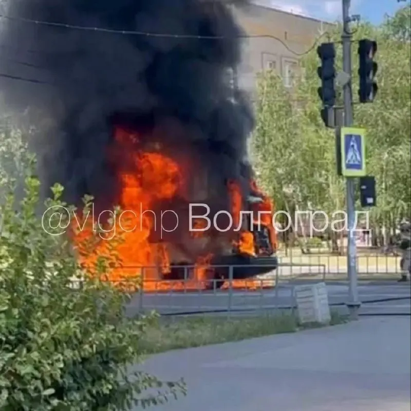 Возгорание маршрутного такси рядом с детской поликлиникой №2 в Волжском: пассажиров эвакуировали, пострадавших нет, автомобиль выгорел дотла.