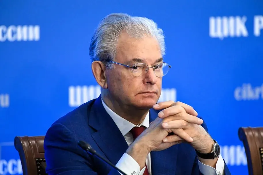 Зампредседателя ЦИК сообщил, что технологию будут тестировать с целью масштабирования. Конкретный регион испытаний не назван; ранее в законе предусмотрено использование электронных списков, но их внедрение вызывает вопросы по прозрачности и контролю наблюдателей.