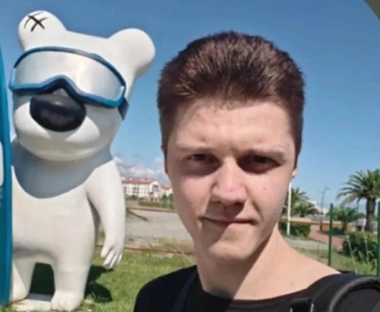 Андрей Кравцов уехал в столицу на заработки; последний контакт с ним был 5 июня. Родственники и полиция ищут молодого человека.