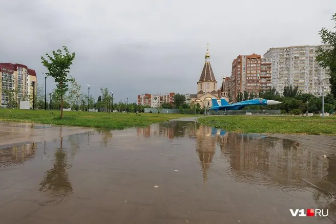 После вложения не менее 115 млн рублей во вторую очередь благоустройства парк Героев-летчиков регулярно превращается в затопленные дорожки и площадки. Жители требуют реакции от администрации, но проблема остаётся нерешённой.