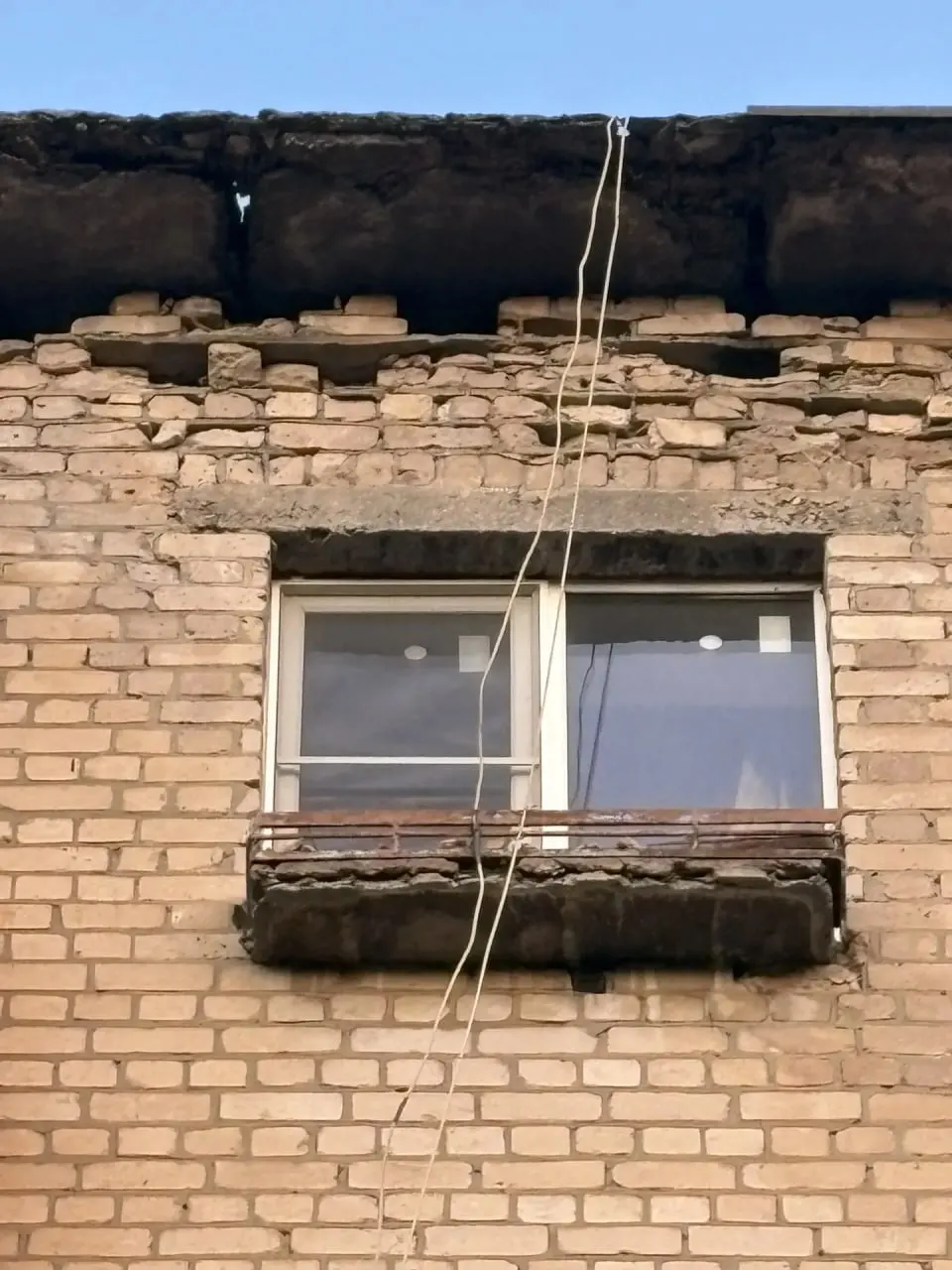 Жители дома №4 по улице Даугавской в Волгограде жалуются на разрушение кровли и кладки — в одной из аварийных стен находится квартира незрячего человека. Люди просят управляющую компанию и власти срочно принять меры.