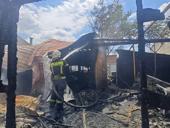 В частном доме в Батайске около полудня вспыхнул пожар, в результате которого погибли двое подростков 14 и 15 лет. Предварительно причина — неисправная электропроводка, возбуждено уголовное дело.
