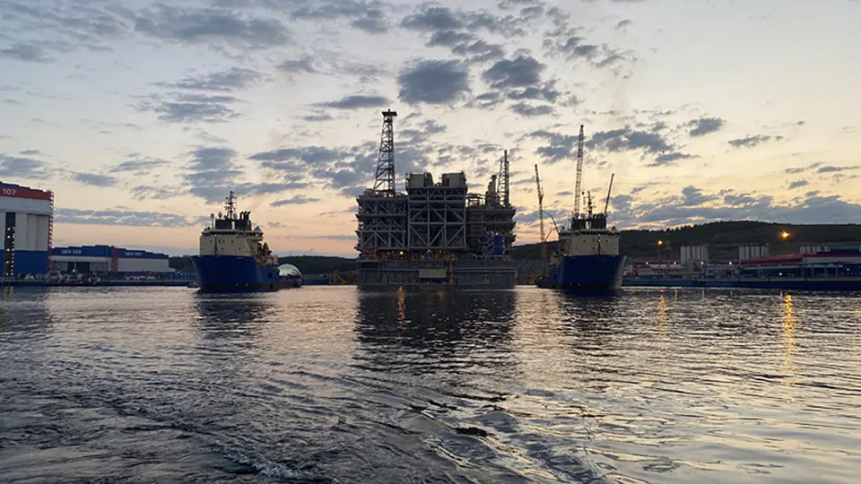 Российская «дочка» TotalEnergies передаст 10% в уставном капитале «Арктик СПГ 2»; разрешение на сделку подписал президент. Покупателем выступает «Нордлайн», полностью принадлежащий «Новатэку». Операция проходит на фоне санкций и ограничений поставок СПГ.