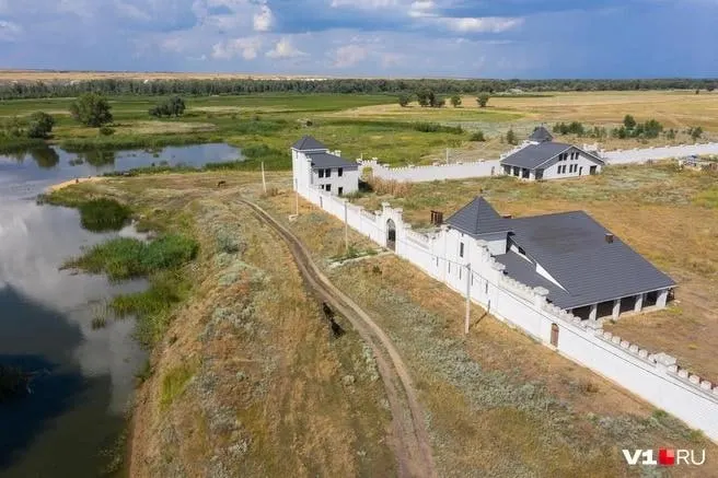 В хуторе Песковатка выставили на продажу 1100‑кв.м коттедж на участке 1,2 га. Стоимость — 40 млн рублей; возможна раздельная продажа дома и земли.