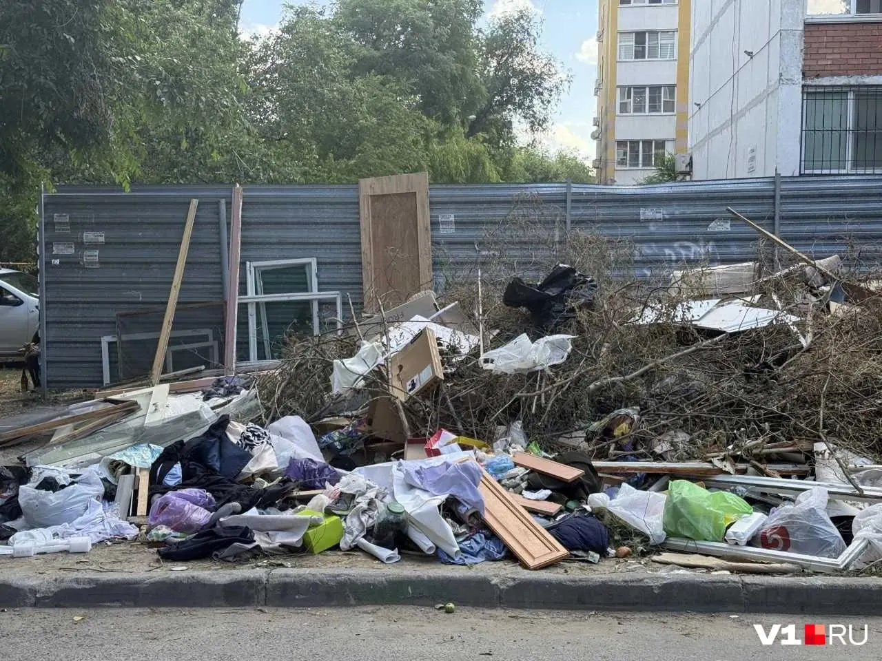 Жители Краснооктябрьского района жалуются, что возле дома №31 образовалась свалка с бытовыми отходами и старой мебелью. В «ЭкоЦентре» заявили, что контейнеры опорожняют ежедневно, а ликвидировать отходы за пределами площадки должны УК или администрация.