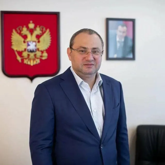 Бывший министр здравоохранения Краснодарского края признал вину: следствие считает, что он более 11 лет числился заведующим кафедрой в вузе и получал зарплату, фактически не выполняя обязанности. Сумма ущерба — 7,6 млн рублей; он полностью возместил ущерб. Суд также обратил в доход государства активы на сумму около 1,9 млрд рублей. Уголовное дело рассматривается в Краснодаре.