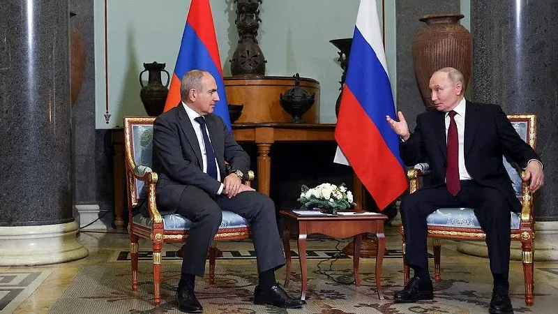 1 июня российский лидер позвонил премьер‑министру Армении, поздравил с днём рождения и обсудил итоги саммита ВЕЭС в Астане, в том числе вопросы участия Армении в ЕАЭС на фоне её сближения с ЕС.
