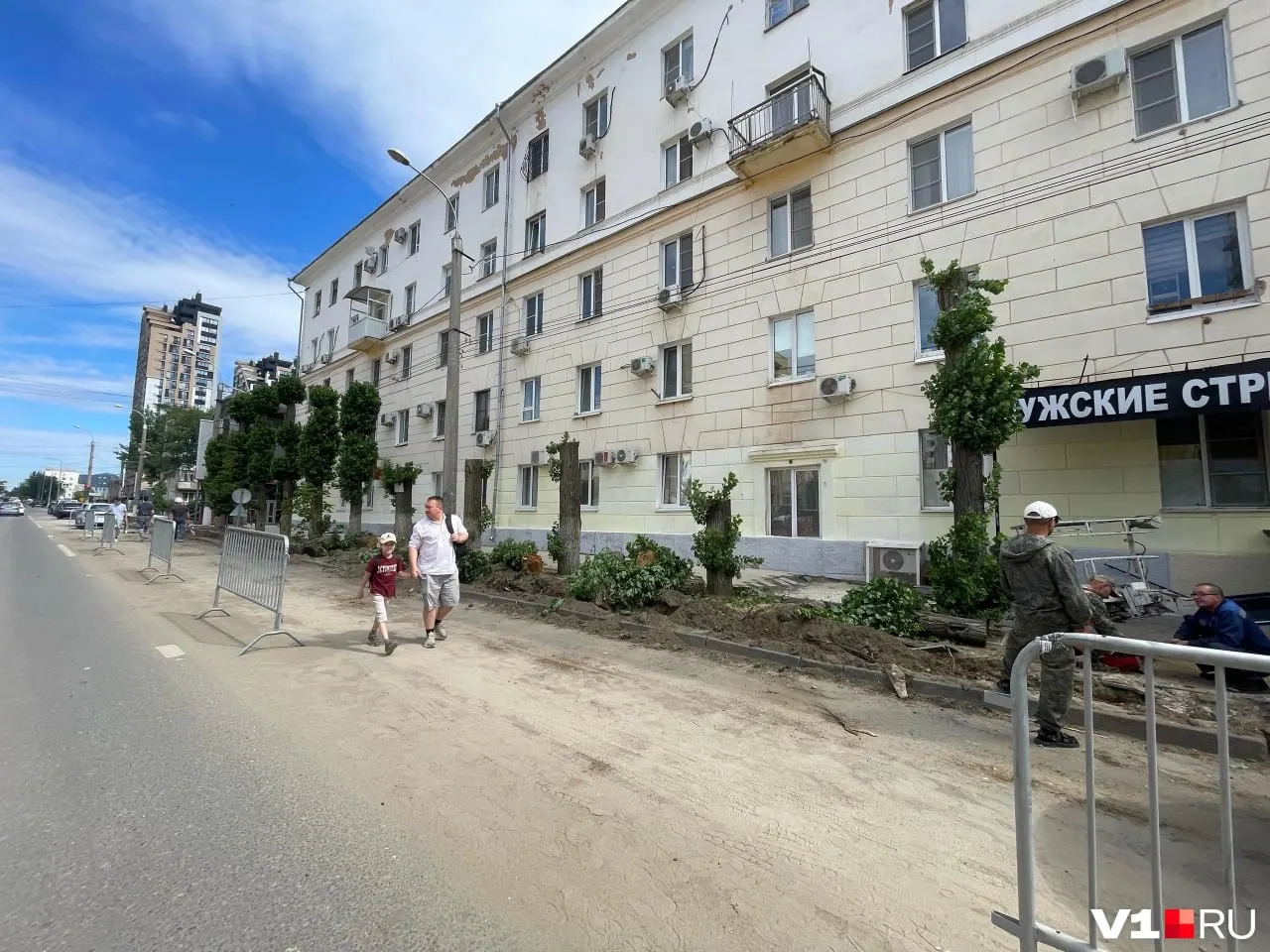 Местные жители жалуются на вырубку взрослых лиственных деревьев при благоустройстве сквера: работы выполняет подрядчик за 86 млн рублей, на звонки ответов нет.
