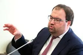 Глава Минцифры Максут Шадаев на IT‑завтраке в рамках ПМЭФ‑2026 заявил, что внедрение механизмов возрастной идентификации на платформы — вопрос ближайшей повестки; ведомство изучает зарубежный опыт, в том числе Roblox.