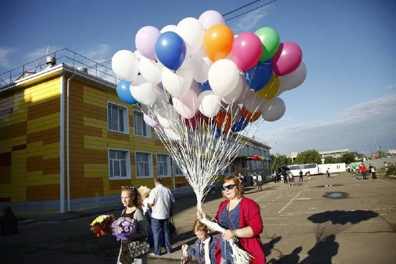 Власти перенесли торжества для выпускников в актовые залы: перед праздниками пройдут проверки школ, а в городских парках и зонах отдыха усилят патрулирование.